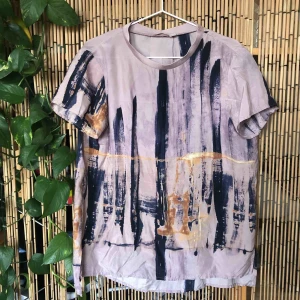  - Stilsäker t-shirt ifrån WERA i 100% silke.  Små slittar på sidorna