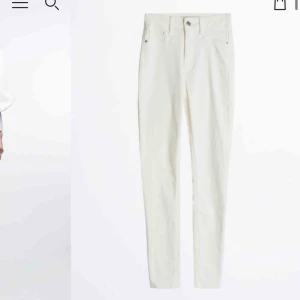  - Säljer min vita jeans från Ginatricot. För en billig peng org pris är 300. Jag säljer dom för att dom var förstora för mig 