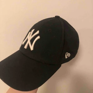  - Säljer denna keps! Ganska använd men i bra skick. Det finns en fläck på insidan me ingen man kan se när man har på den.  Kan mötas upp i Lund annars står ni själva för frakten. 