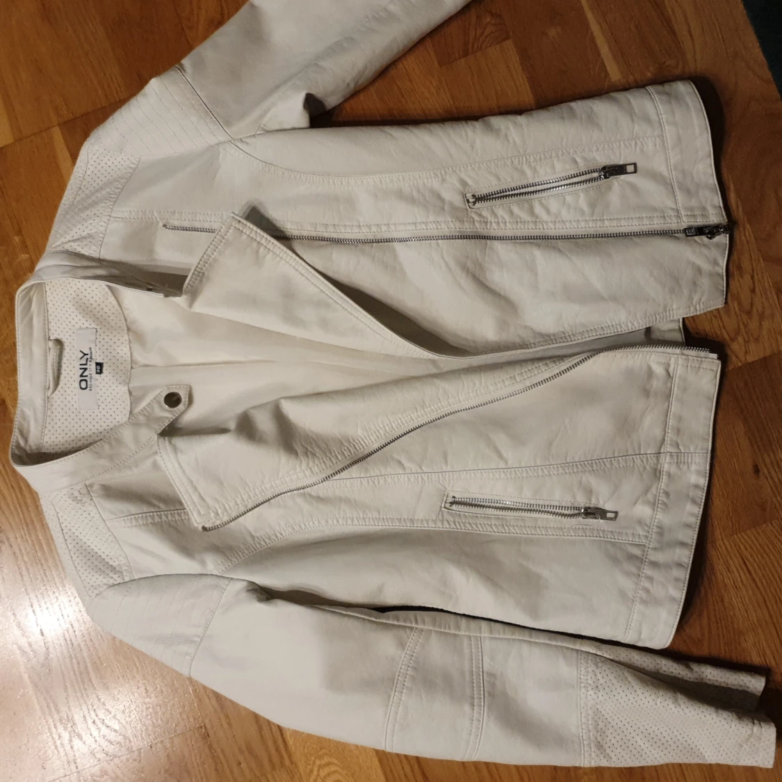 ONLY vit skinnjacka strl 36