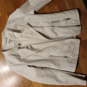 ONLY vit skinnjacka strl 36 - Vit skinnjacka 2015 från ONLY i storlek 36. 50%viskos 50% polyester