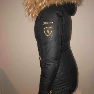  - Knappt använd rockandblue jacka, säljer pågrund av att den inte används. Jätte bra skick, hör Järna av er ifall ni vill ha mer bilder och kvitto💖