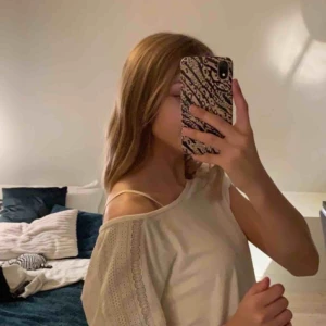  - Fin vit t-shirt med spets baktill. Väldigt bra skick men kommer ej till användning 💞 frakt tillkommer 