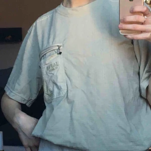  - skitsnygg beige t-shirt med balla detaljer!