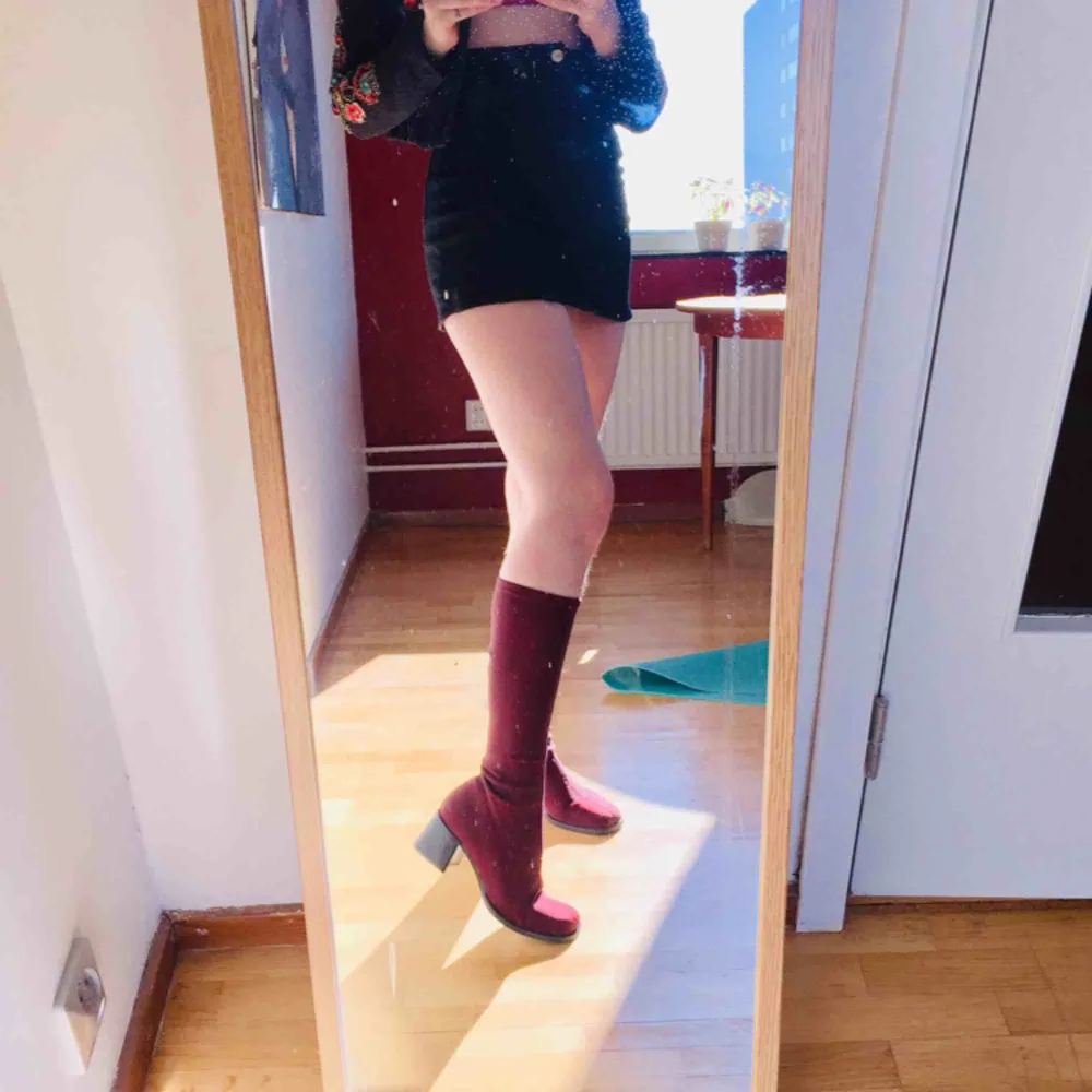 My ❤️ vintage under the knee boots, second hand  They feel perfect . Skor.