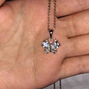  - Väldigt fin fjäril halsband, fraktar eller möts upp 🌸