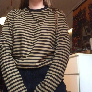 Randig tröja  - Säljer denna randiga tröjan från h&m. Den är i gott skick! 