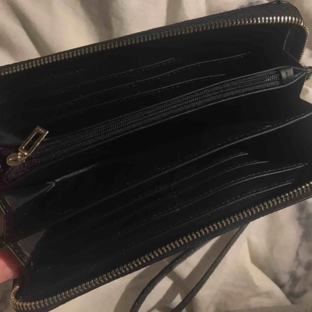 En äkta nästan oanvänd guess plånbok, säljer för jag inte använder den alls, inga slitningar o jätte bra sick, köparen står för frakt🥰. Väskor.