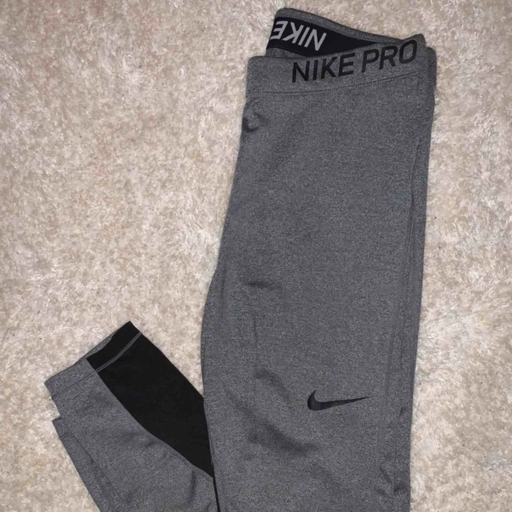 Gråa träningstights ifrån Nike i storlek L. Jättesköna och använd ett fåtal gånger. Köparen står för frakt som är 63kr ☺️. Jeans & Byxor.
