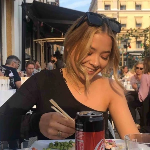  - Svart enarmad tröja, knappt använd. Kan skicka fler bilder om det önskas. Kan mötas i linköping, kan skickas men köpare står för frakt.