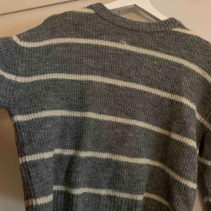  - Jätte fin stickad tröja men kommer tyvärr inte till användning!💜