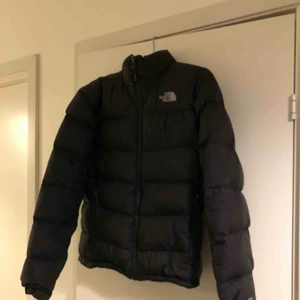  - En dunjacka från The North Face i bra skick. Frakt betalas av köparen. 