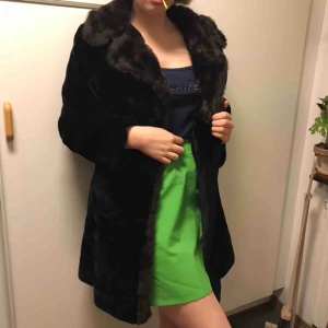  - Super fin svar fejk päls i svart. Möts upp i sthlm o Örebro💕