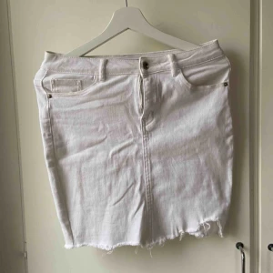  - Vit jeans kjol från new yorker, passform som en 40-42 väldigt oversized. Original pris runt 200-250kr. Frakt ej inkluderat.