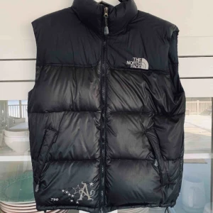 North face dunväst - I bra skick utan skador. Står XL men tycker att den är mer som en M (om den ska sitta som på bilden), annars blir den tight. Det är bild nr 2 & 3 som är min, första är ba referensbild :) köpre står för frakt!   Nypris ca 2300kr