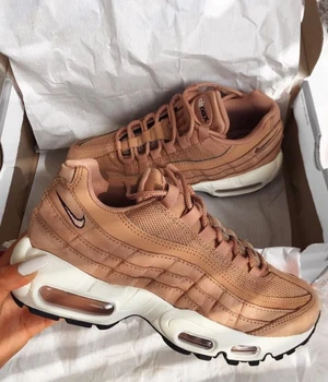 Skor  - Ett par fina skor från nike. Beställde dom och nu visa det sig att dom var för stora kan tyvärr inte lämna tillbaka dom så om nån vill köpa eller nått så finns dom oanvända och rena! 