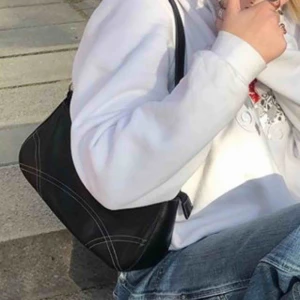  - Säljer denna supergulliga svarta väskan, hör av dig om du är intresserad 💕💕