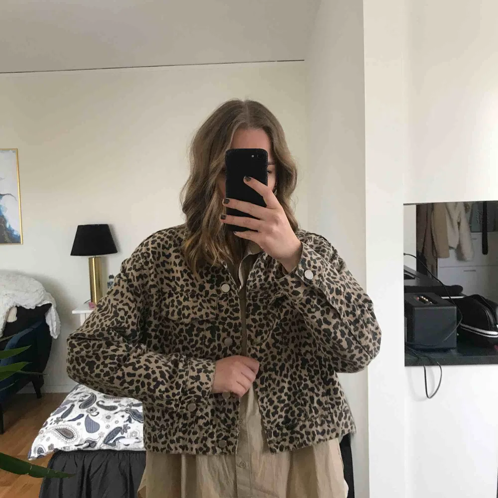 Croppad jeansjacka i leopard, använd enstaka gånger🤗 jackan är en medium så är du en xs/s som mig själv sitter den precis lagom oversized🤩✨ Går att mötas upp i Oskarshamn/Kalmar, annars tillkommer frakt!!!. Jackor.