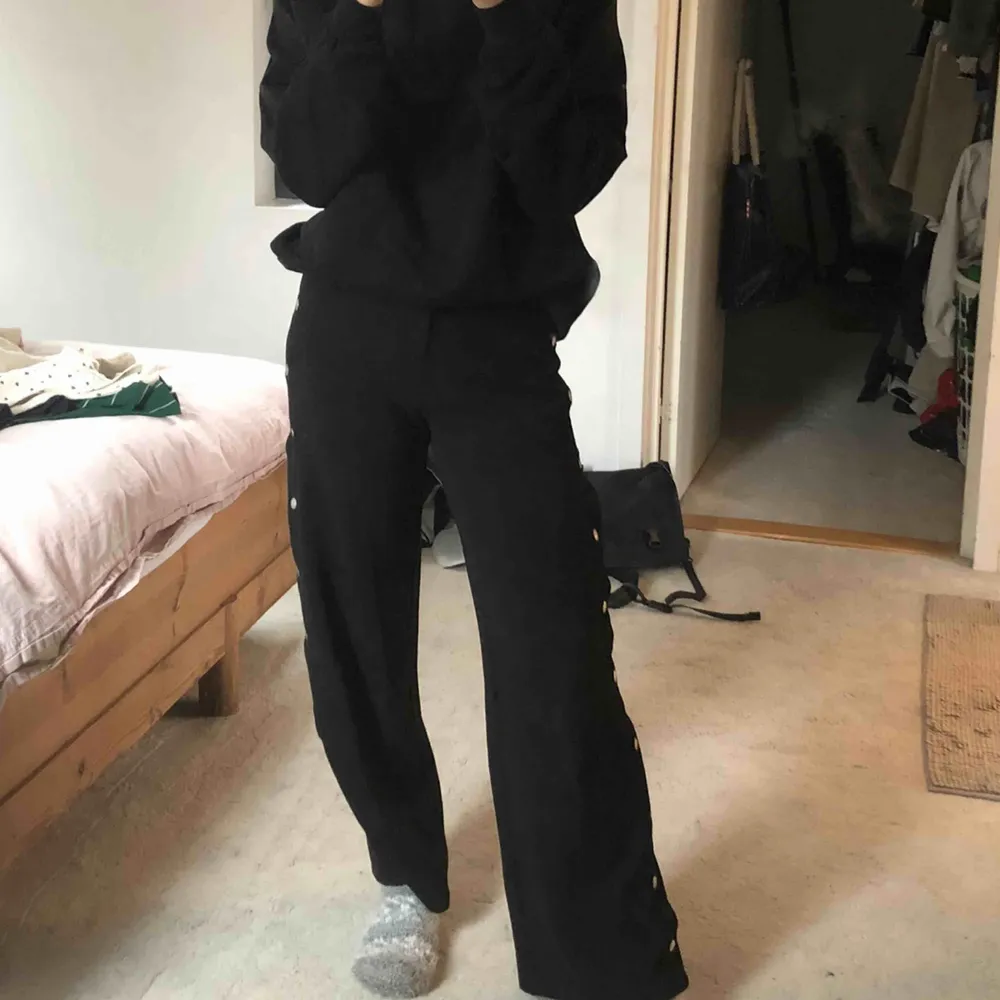 Fina svarta kostym byxor med nitar, väldigt skönt material. Storlek XS men är någorlunda större och passar mig som är S/36. Kommer från Neon/Hart.. Jeans & Byxor.