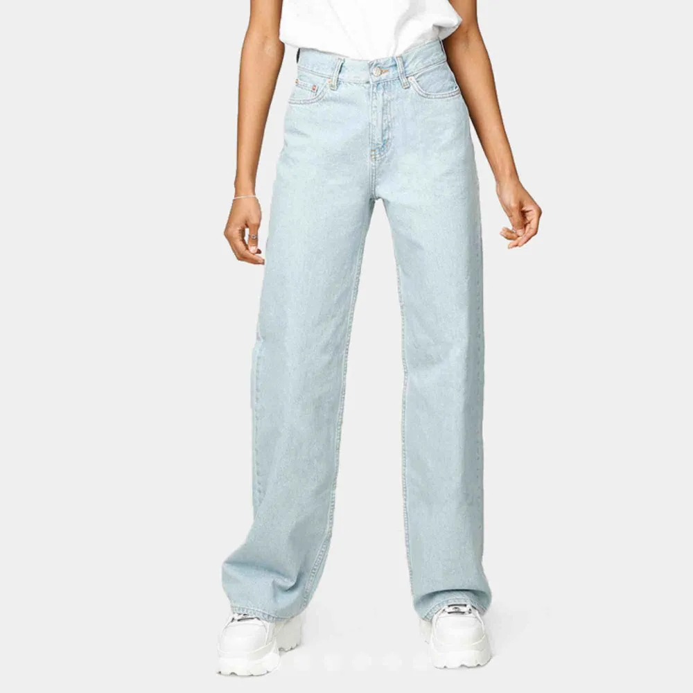 HELT NYA wide leg jeans från Junkyard. Säljs pga för stor storlek men är bra längd för mig som är 178. Annars en riktigt najs jeansmodell, alla lappar finns kvar. Pris kan diskuteras. . Jeans & Byxor.