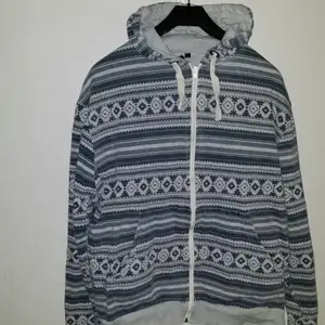 BLUEWEAR HOODIE..Riktigt fin och nästintill oanvänd  huvtröjja med dragkedja. OBS; använd en handfull gånger endast.. ny skick I XL site. 