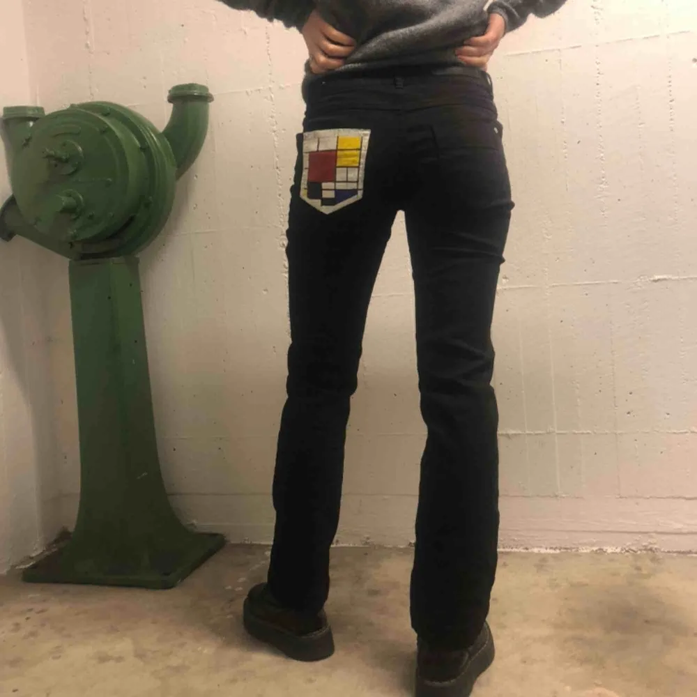 Handmålade svarta stretchiga jeans med Mondrean motiv! Modernist squarez🖤😛. Jeans & Byxor.