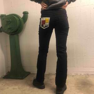 Handmålade svarta stretchiga jeans med Mondrean motiv! Modernist squarez🖤😛