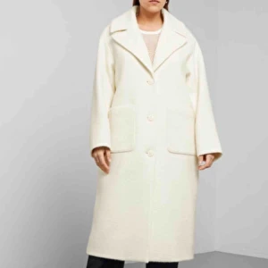  - Snygg kapp från Weekday som endast är använd vid två tillfällen!!! Asssnygg kappa❤️❤️nypris var 1500kr