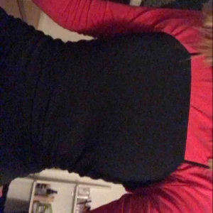  - Säljer min röda långärmade tröja från ginatricot 