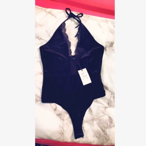  - Jätte fin body med öppen rygg (låg i ryggen) passar perfekt till en utekväll. Helt oanvänt & i bra skick. Storlek M 