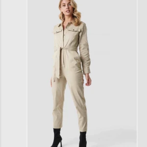  - Jättefin jumpsuit från Anna Nooshin x NA-KD, slutsåld på hemsidan!💜 Sparsamt använd, ser ut som ny! Köparen betalar frakt eller möter upp i Sundsvall!