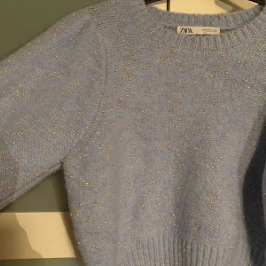  - Blå tröja från Zara i storlek S. Aldrig använd, nyskick. Pris 90 kr