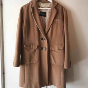  - Otroligt fin kappa. Köpte dyrt i en vintagebutik. Använd ett fåtal gånger då färgen inte passar mig. Kortare kappa så passar perfekt nu till våren. 