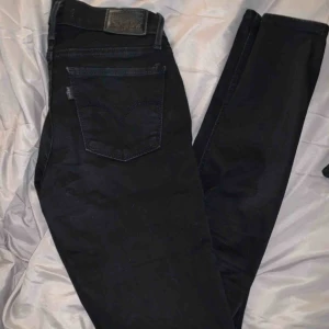  - Helt nya Levis 710 super skinny 25W. Endast använda 3/4 ggr då det hunnit bli för små, så byxorna är i nyskick. Köpt för 1199kr.