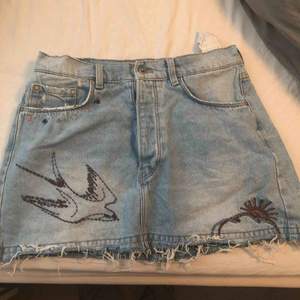 Kort jeans kjol med detaljer från zara, säljer då den tyvärr är för liten