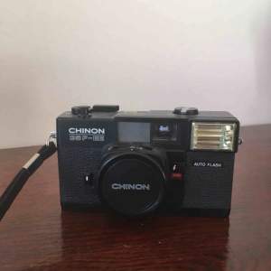 Chinon 35F-EE, analog kamera som används med 135-film, även 2 AA-batterier om man vill använda blixten. Jag har använt den så jag vet att den fungerar! Frakt: 55kr