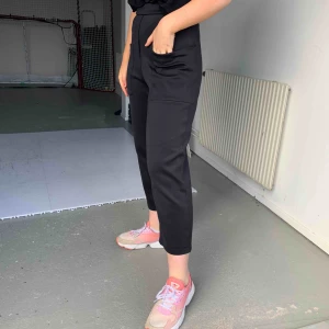  - Kostymbyxor med stora fickor framtill, croppade i benen. Jag är st 36-38 vanligtvis och skulle säga att dessa byxor mer motsvarar en 36-38 än en 34 