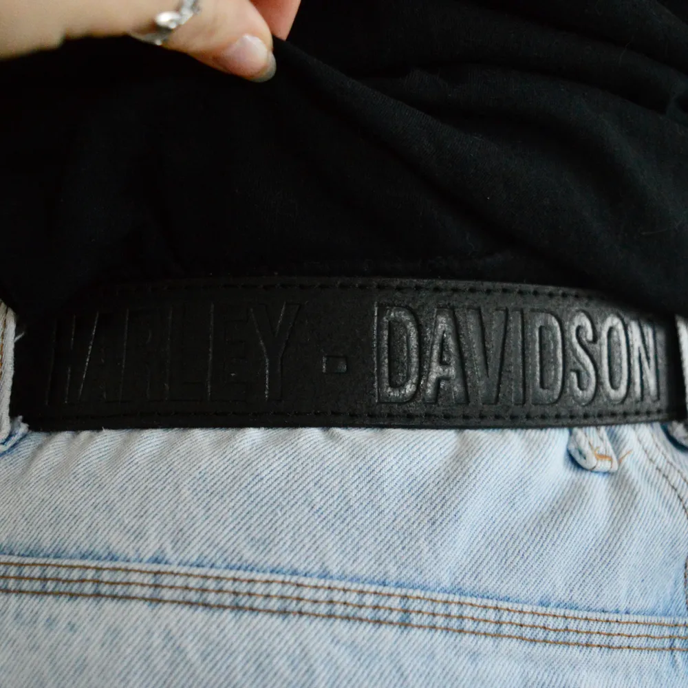 +30kr frakt! Detta är ett Harley Davidsson bälte med fantastiska detaljer i lädret, Harley märket och text runt. Sjukt hög kvalité! Skriv om du har frågor! 🌻. Accessoarer.