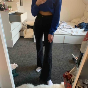  - Svarta bootcut jeans ifrån Bershka, storlek 34 och passar mig som är 175cm☺️ köparen betalar frakt