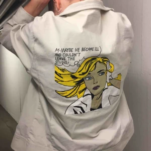  - Vårjacka med pop art motiv!🖤 perfekt till våren och sommaren. Cream white färg på jackan och bra skick!🤟