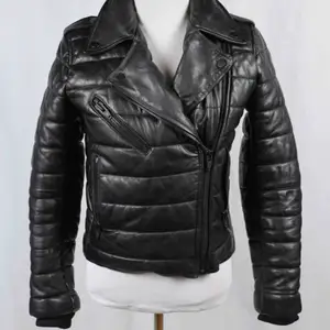 Sælger denne lækre Black Leather Quilted Moto Biker Jacket af mærket Alexander Wang. Det er en str 36. Den er i flot stand og er som ny da den kun er brugt et par gange. 