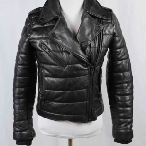  - Sælger denne lækre Black Leather Quilted Moto Biker Jacket af mærket Alexander Wang. Det er en str 36. Den er i flot stand og er som ny da den kun er brugt et par gange. 