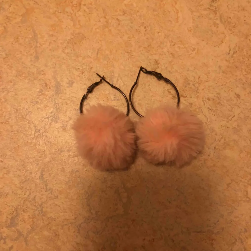 Söta fluffiga rosa örhänge Möts upp eller fraktar 🌸 (inkl frakt) . Accessoarer.