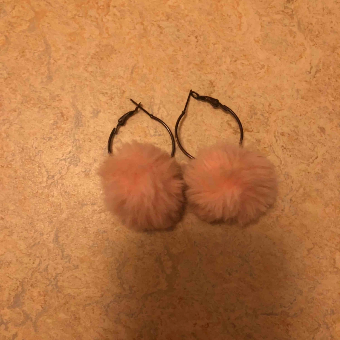 Fluffiga rosa örhängen  - 90