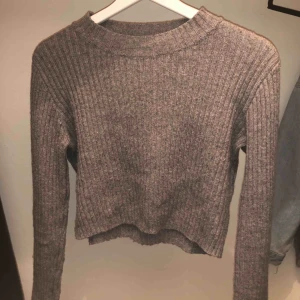  - Super fin croppad långärmad tröja! Passar xs-m. Nypris:350kr (150kr ink frakt:)) 