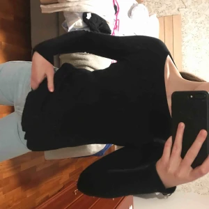  - Superfin svart stickad tröja ifrån Hunkydory stockholm! Nypris 1600kr! Nästintill aldrig använd😌passar även XS och M! 