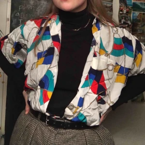  - Otroligt fin vintage skjorta med korta armar. Perfekt för sommarvärme eller att dra över en polokrage. Andra bilden är jag som visar att det finns en ficka på framsidan!