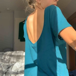  - FRAKT INGÅR!! Rund större ringning i ryggen som gör T-shirten lite mer speciell av sitt slag💥💥 Tog aldrig några bilder hur en sitter på men skriv så skickar jag gärna!