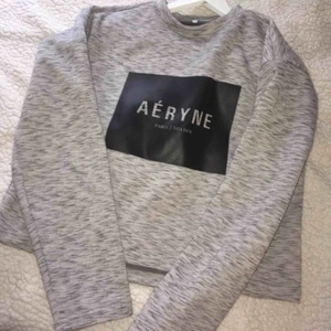 Tröja - En fin och skön tröja, i storlek SMALL. Endast använd vid ett tillfälle. Säljes då den inte är min stil.  • Köparen står för frakt! Storlek Small.