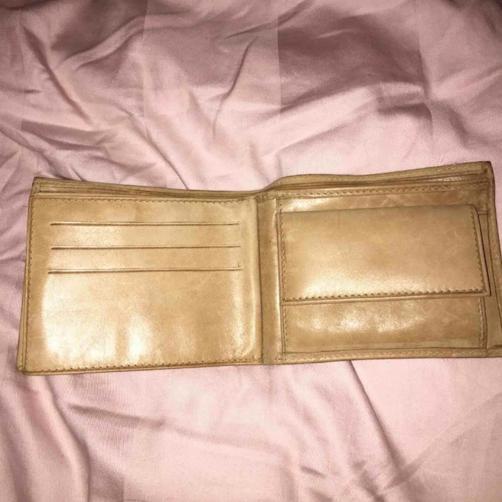 Säljer denna plånbok då den inte kommer till användning. Har endast använt den vid två tillfällen.  • Köparen står för frakt!. Accessoarer.